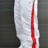 Branco com Detalhes Vermelhos