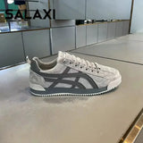 Tênis slip-on de lona branca respirável para homens